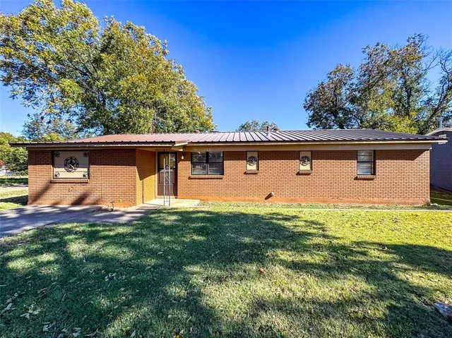 a view of a house with a backyard