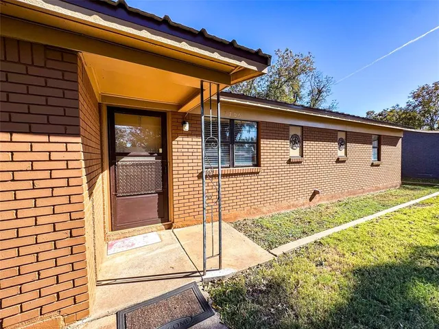 a view of a house with a backyard