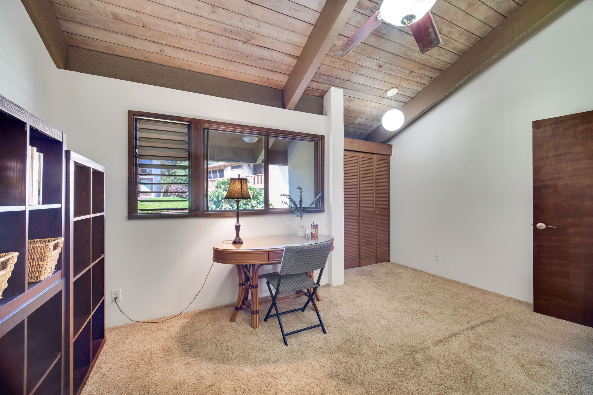 4701 Kawaihau Road, Unit F201 Kapaa, HI 96746 - Photo 18 of 24 a workspace with furniture