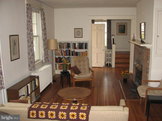 5605 Wexford Road Baltimore, MD 21209 - Photo 2 of 19 Living Room