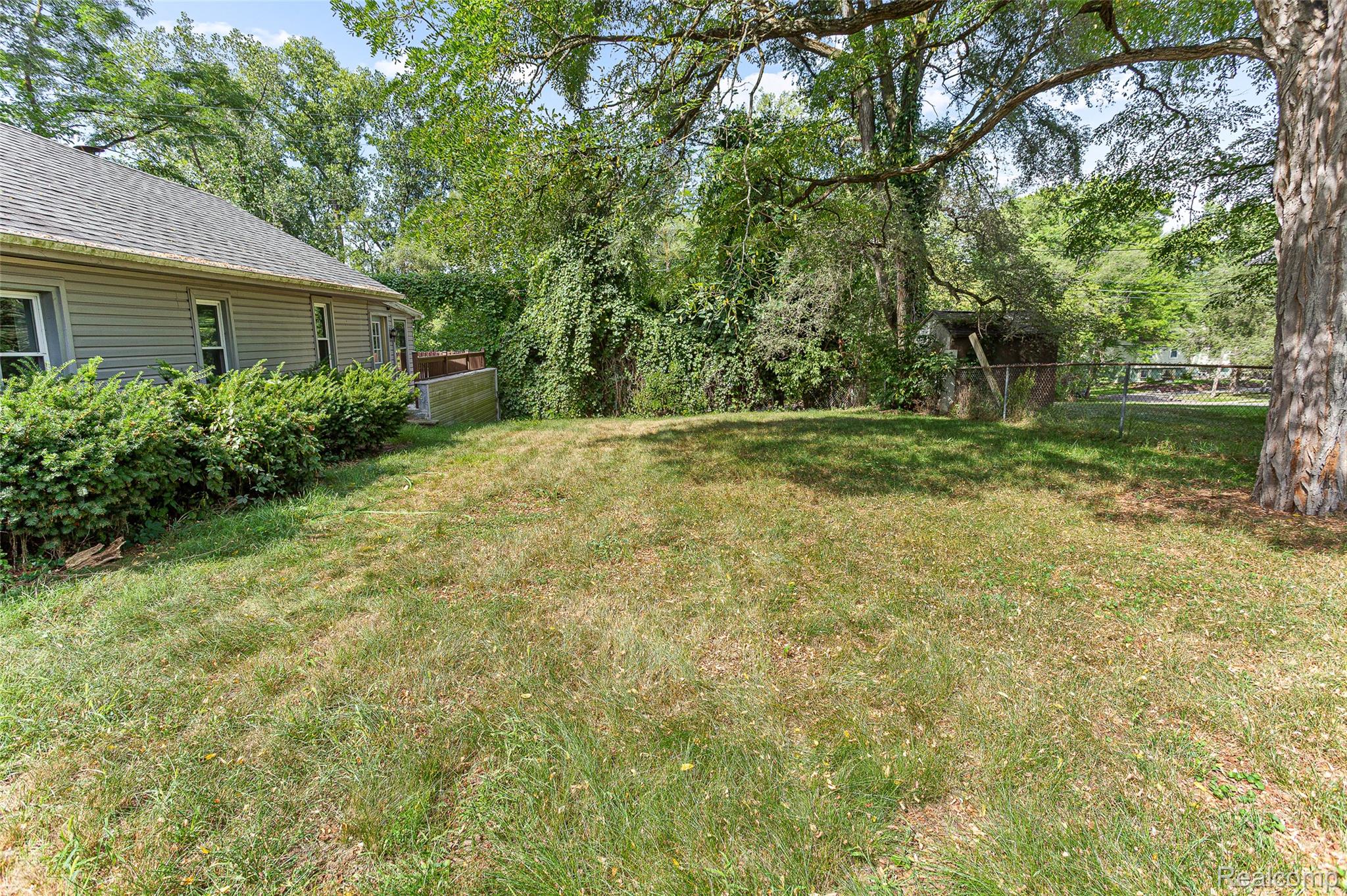 2550 Loon Lake Road Wixom, MI 48393 - Photo 10 of 36 Expansive grassy lawn with mature trees and perimeter fencing