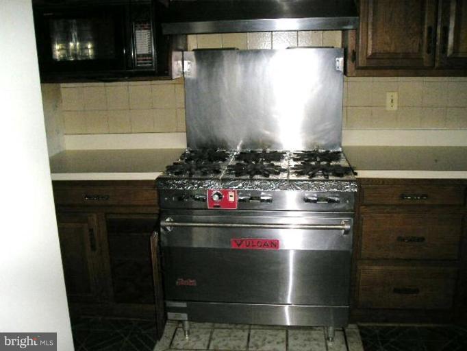 5516 Ivor Street Springfield, VA 22151 - Photo 3 of 8 Gourmet Stove