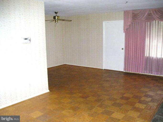 5516 Ivor Street Springfield, VA 22151 - Photo 5 of 8 Living Room