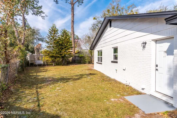 a view of backyard of the house