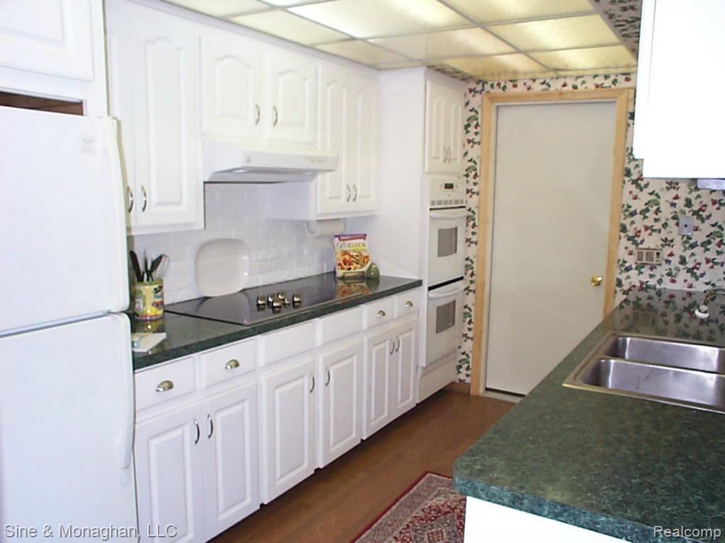 3 KITCHEN 751 N RIVERSIDE.jpg