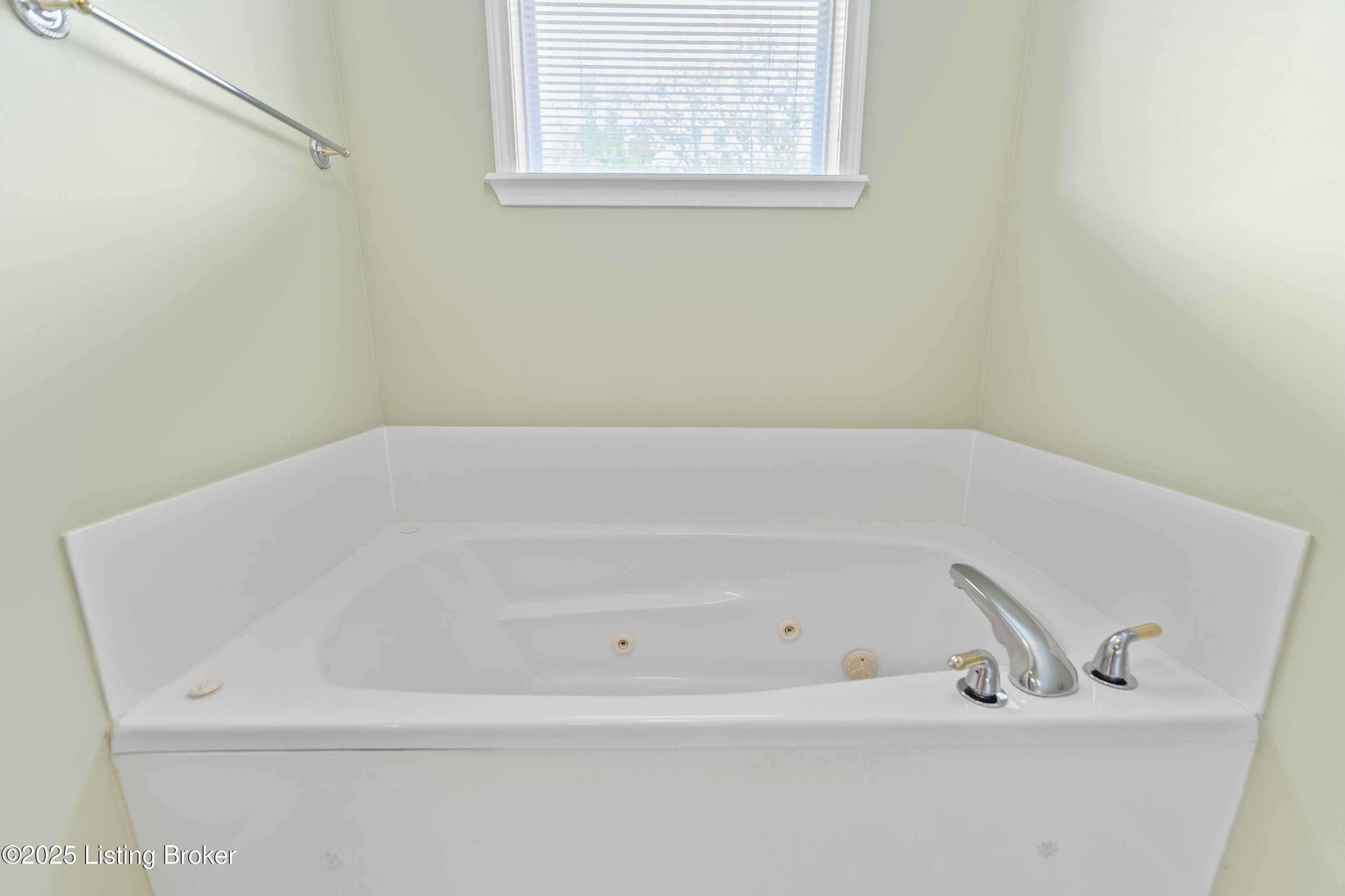 4702 Chenoweth Run Road Louisville, KY 40299 - Photo 11 of 24 Primary Tub
