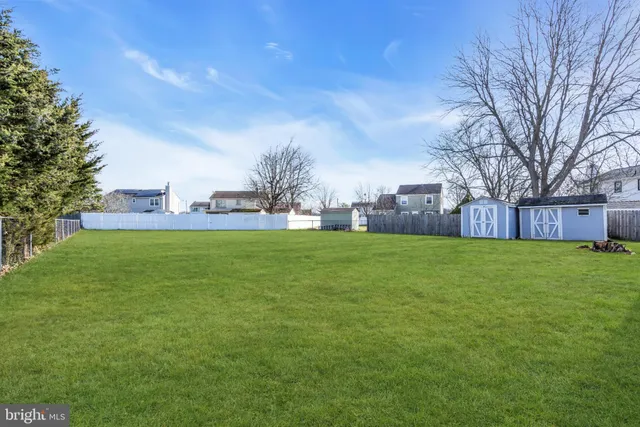 a view of yard with grass and trees