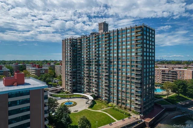 $988,000 | 166-25 Powells Cove Boulevard, Unit 3D | Beechhurst