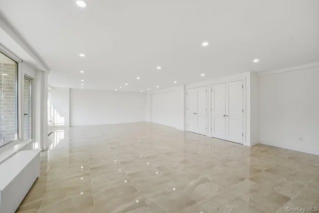 $988,000 | 166-25 Powells Cove Boulevard, Unit 3D | Beechhurst