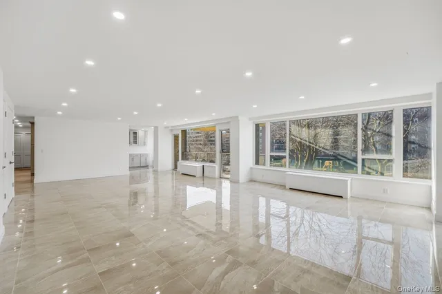 $988,000 | 166-25 Powells Cove Boulevard, Unit 3D | Beechhurst