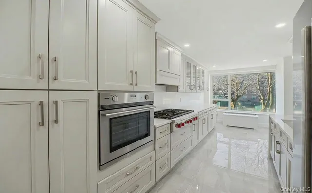 $988,000 | 166-25 Powells Cove Boulevard, Unit 3D | Beechhurst