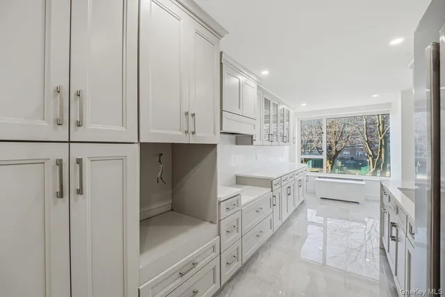 $988,000 | 166-25 Powells Cove Boulevard, Unit 3D | Beechhurst