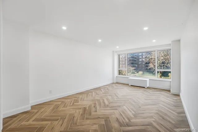 $988,000 | 166-25 Powells Cove Boulevard, Unit 3D | Beechhurst