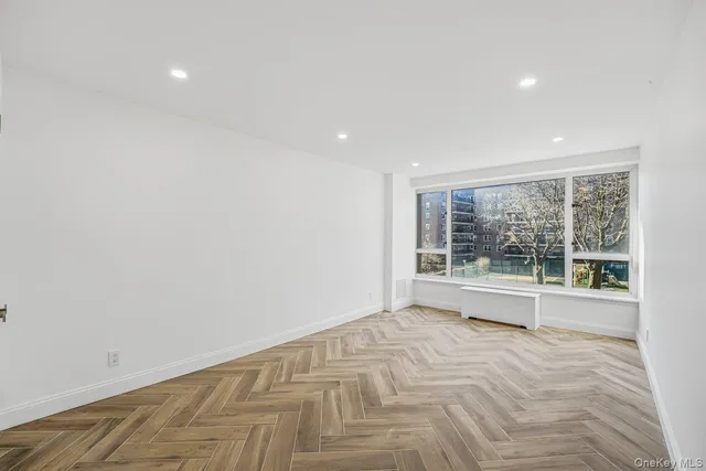 $988,000 | 166-25 Powells Cove Boulevard, Unit 3D | Beechhurst