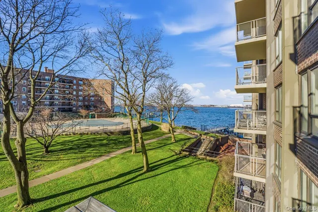 $988,000 | 166-25 Powells Cove Boulevard, Unit 3D | Beechhurst