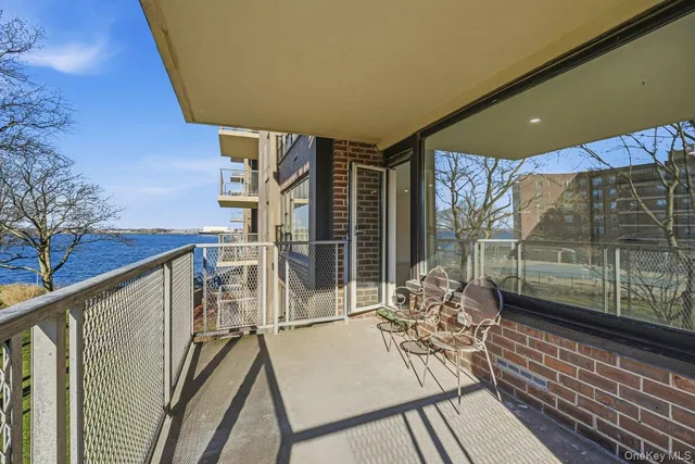 $988,000 | 166-25 Powells Cove Boulevard, Unit 3D | Beechhurst