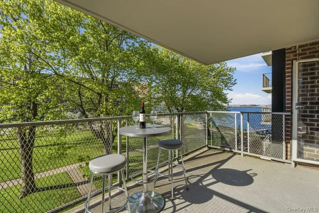 $988,000 | 166-25 Powells Cove Boulevard, Unit 3D | Beechhurst