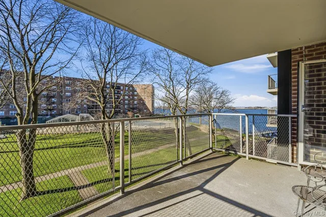 $988,000 | 166-25 Powells Cove Boulevard, Unit 3D | Beechhurst