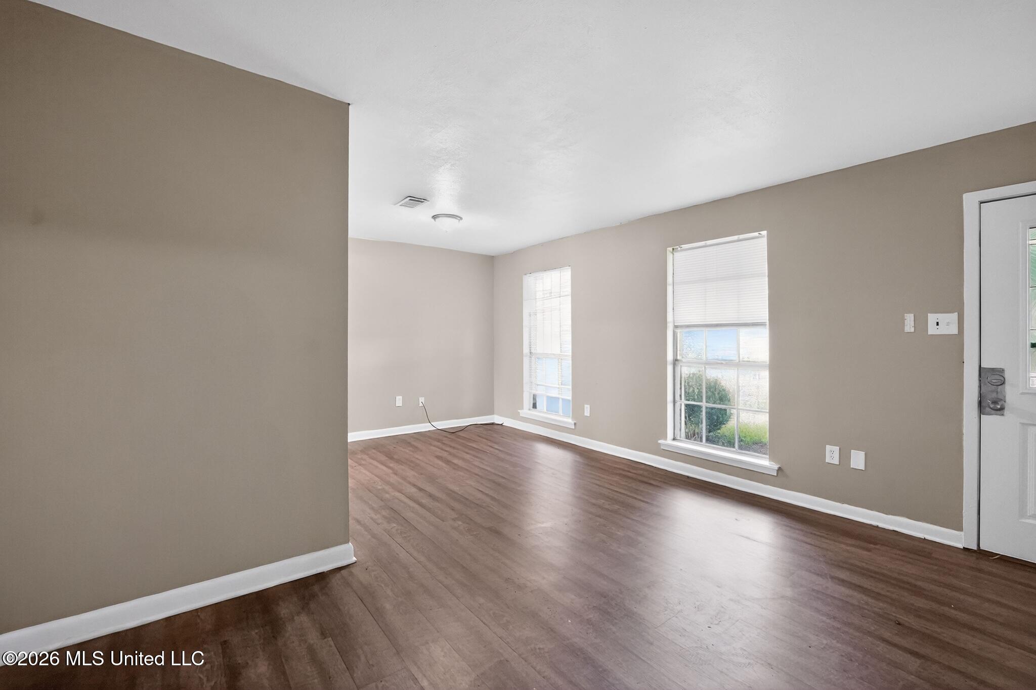 206 Valley Ridge Drive Jackson, MS 39206 - Photo 13 of 34 13_206_Valley_Ridge_Dr-Living_room-94-1