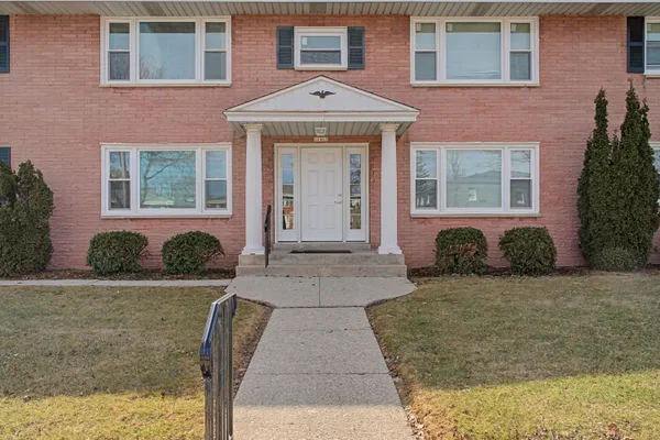 $1,795 | 11817 West North Avenue, Wauwatosa, WI 53226