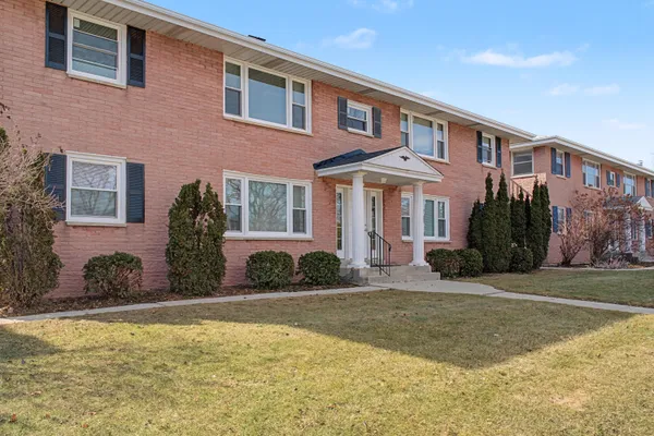 $1,795 | 11817 West North Avenue, Wauwatosa, WI 53226