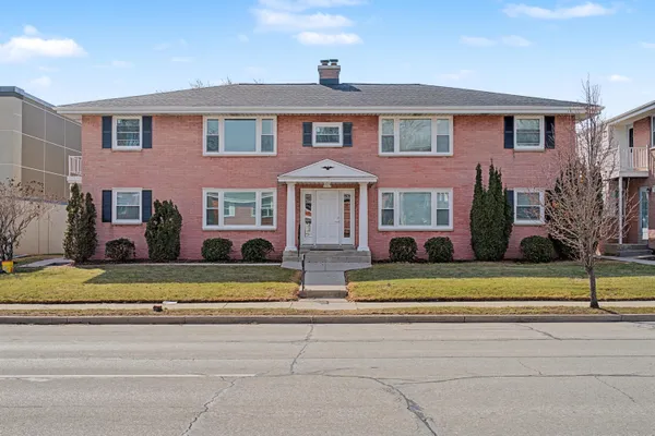 $1,795 | 11817 West North Avenue, Wauwatosa, WI 53226