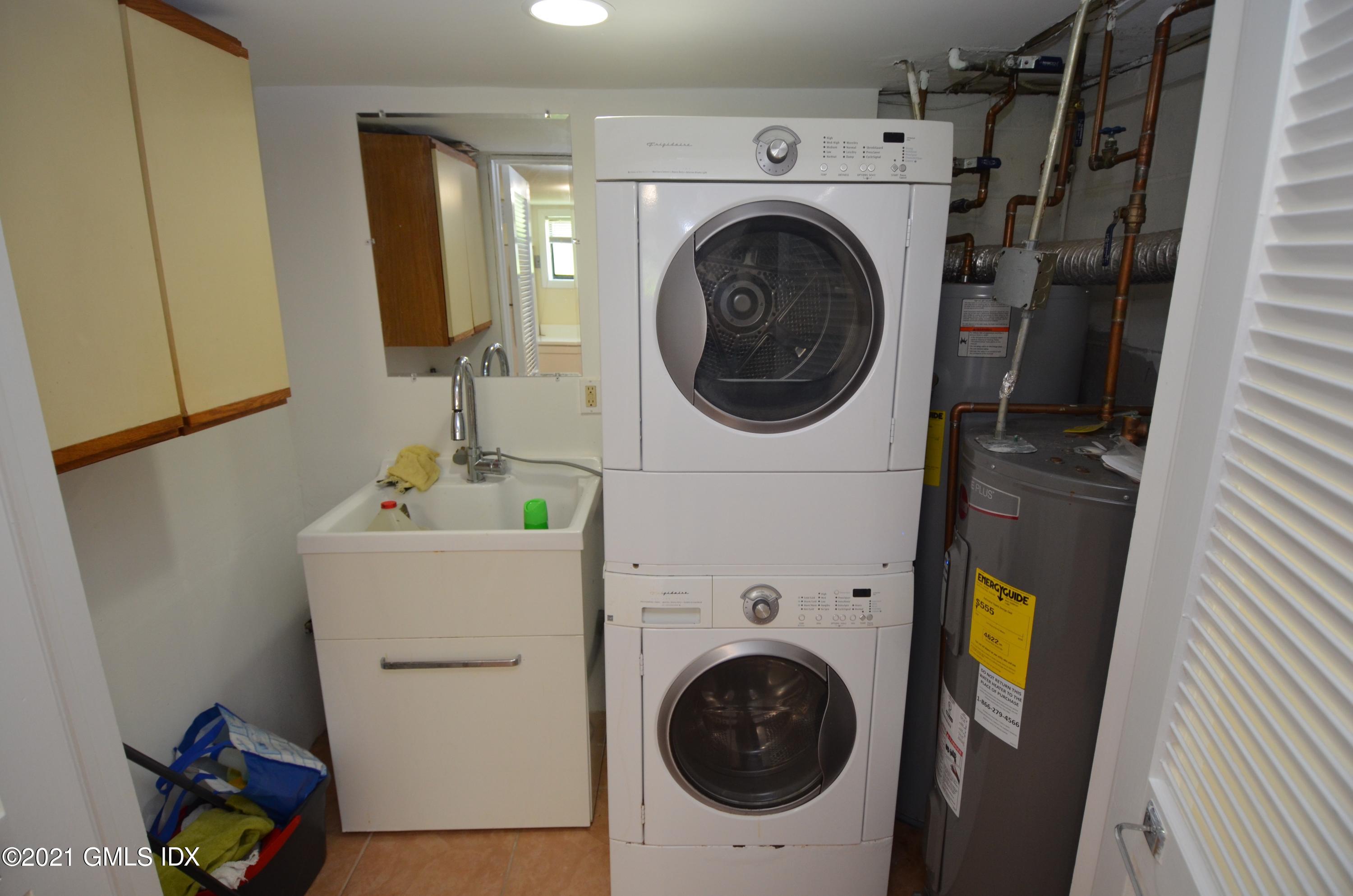 5 Ridge Place, Unit 1 Greenwich, CT 06831 - Photo 22 of 29 a utility room with dryer and washer