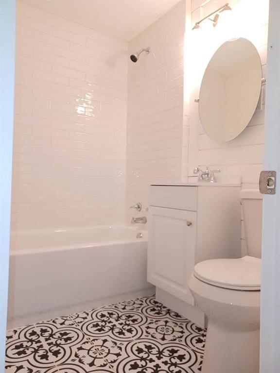 1309 South 5th Street Bonham, TX 75418 - Photo 3 of 8 a bathroom with a toilet a sink and bathtub