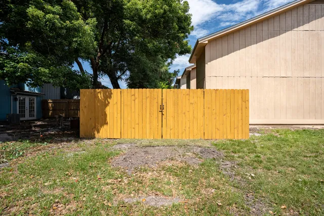 a view of a backyard