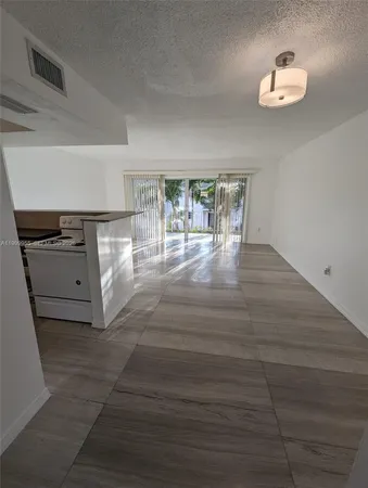 $1,950 | 7360 Southwest 82nd Street, Unit E202, Miami, FL 33143