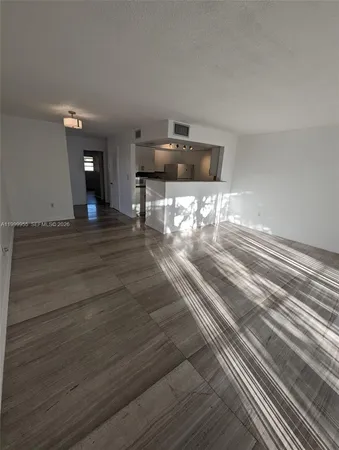 $1,950 | 7360 Southwest 82nd Street, Unit E202, Miami, FL 33143