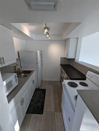 $1,950 | 7360 Southwest 82nd Street, Unit E202, Miami, FL 33143