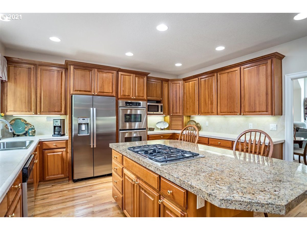 11799 Southwest Aspen Ridge Drive Tigard, OR 97224 - Photo 10 of 32 Kitchen