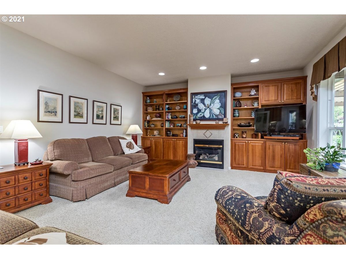 11799 Southwest Aspen Ridge Drive Tigard, OR 97224 - Photo 15 of 32 Family Room