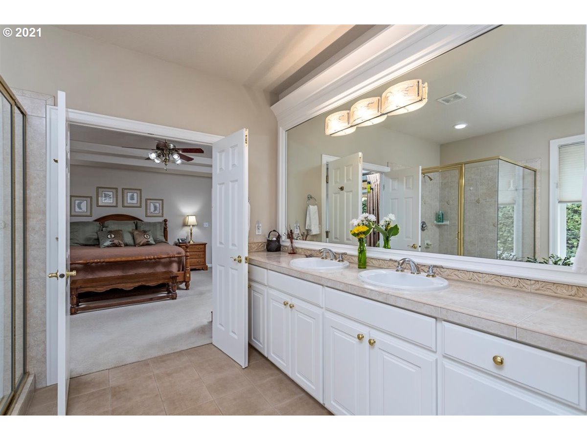 11799 Southwest Aspen Ridge Drive Tigard, OR 97224 - Photo 19 of 32 Bathroom, Attached