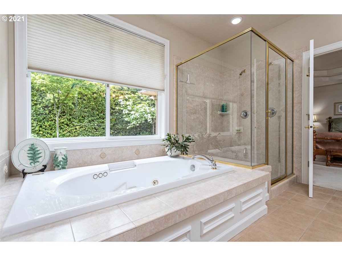11799 Southwest Aspen Ridge Drive Tigard, OR 97224 - Photo 20 of 32 Bathroom, Attached