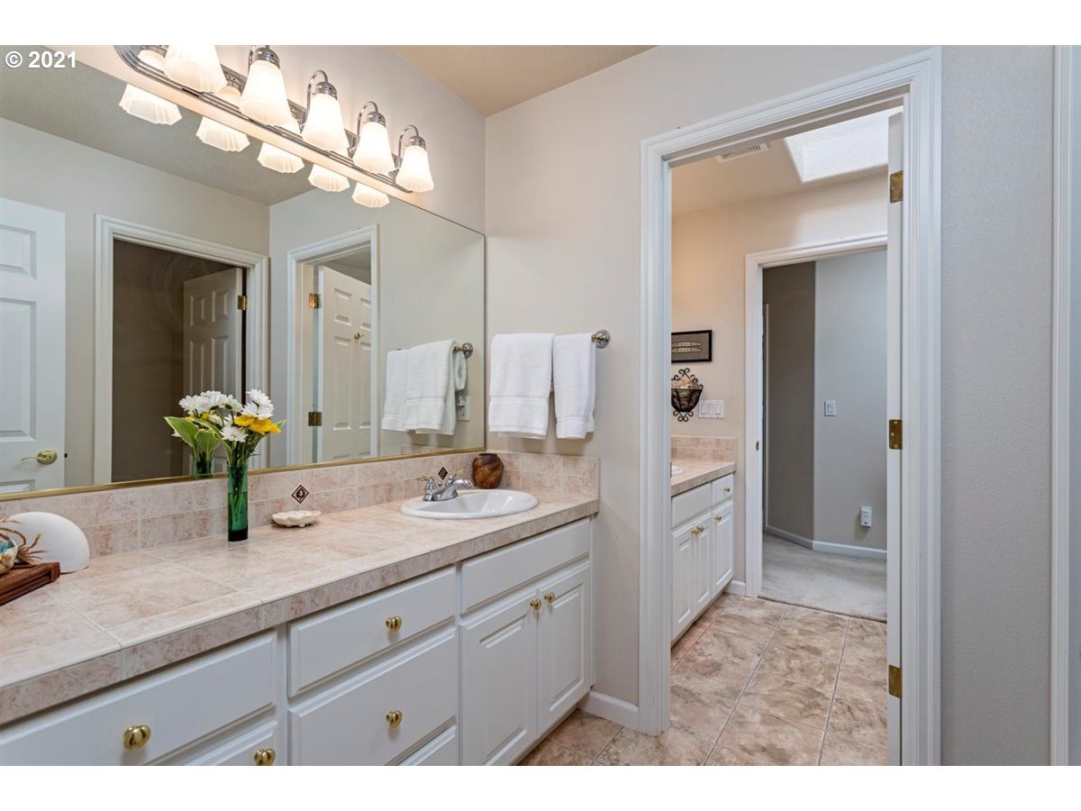 11799 Southwest Aspen Ridge Drive Tigard, OR 97224 - Photo 24 of 32 Bathroom