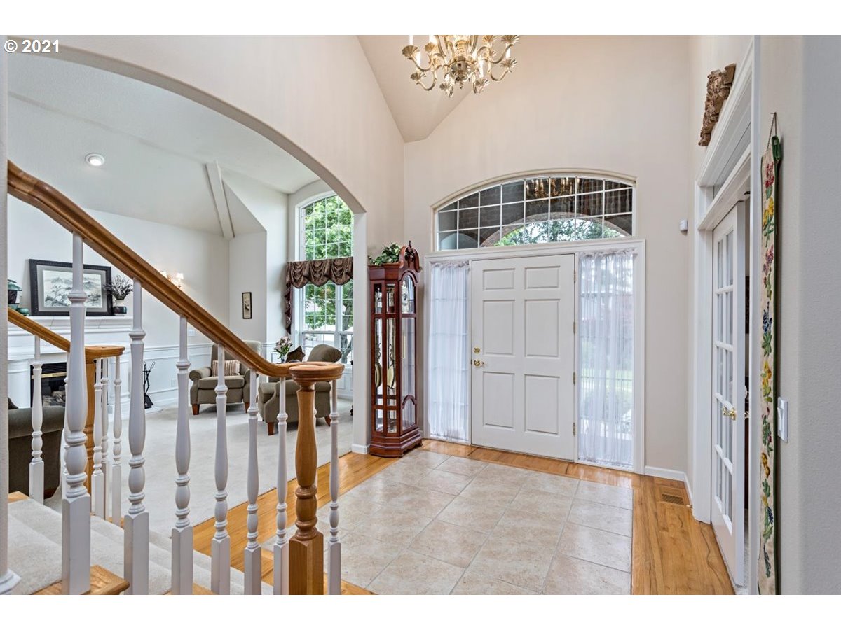 11799 Southwest Aspen Ridge Drive Tigard, OR 97224 - Photo 4 of 32 Entrance/Foyer
