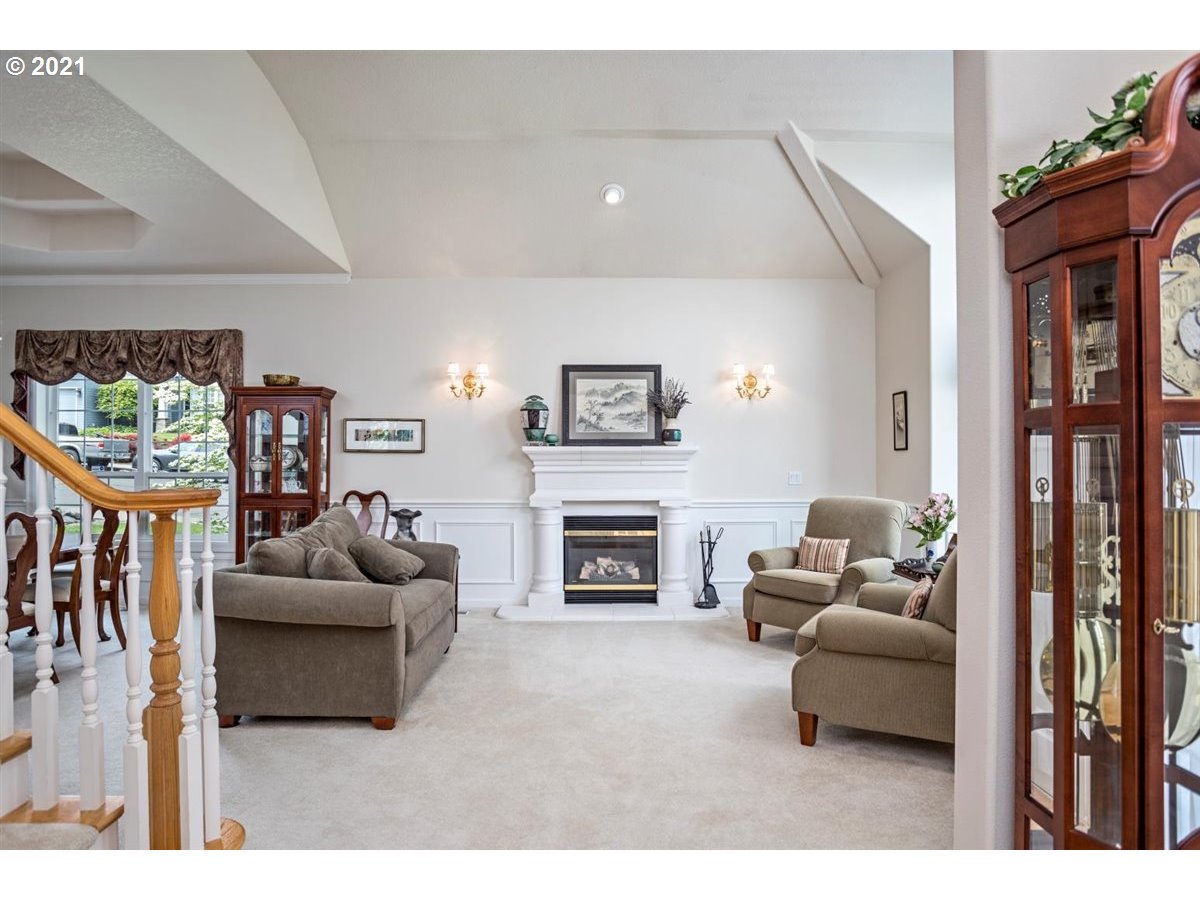 11799 Southwest Aspen Ridge Drive Tigard, OR 97224 - Photo 6 of 32 Living Room