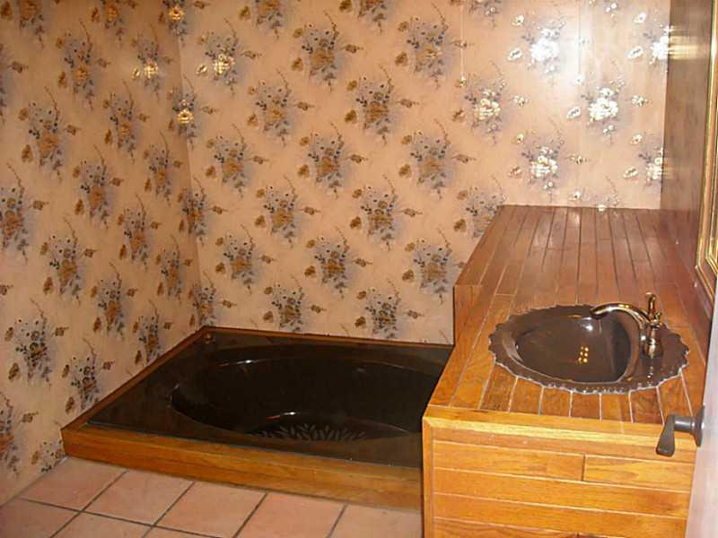 307 Ella Street McKees Rocks, PA 15136 - Photo 15 of 19 Full Bath.