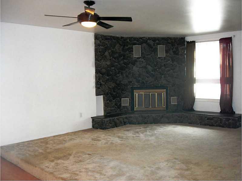 307 Ella Street McKees Rocks, PA 15136 - Photo 4 of 19 Living Room.