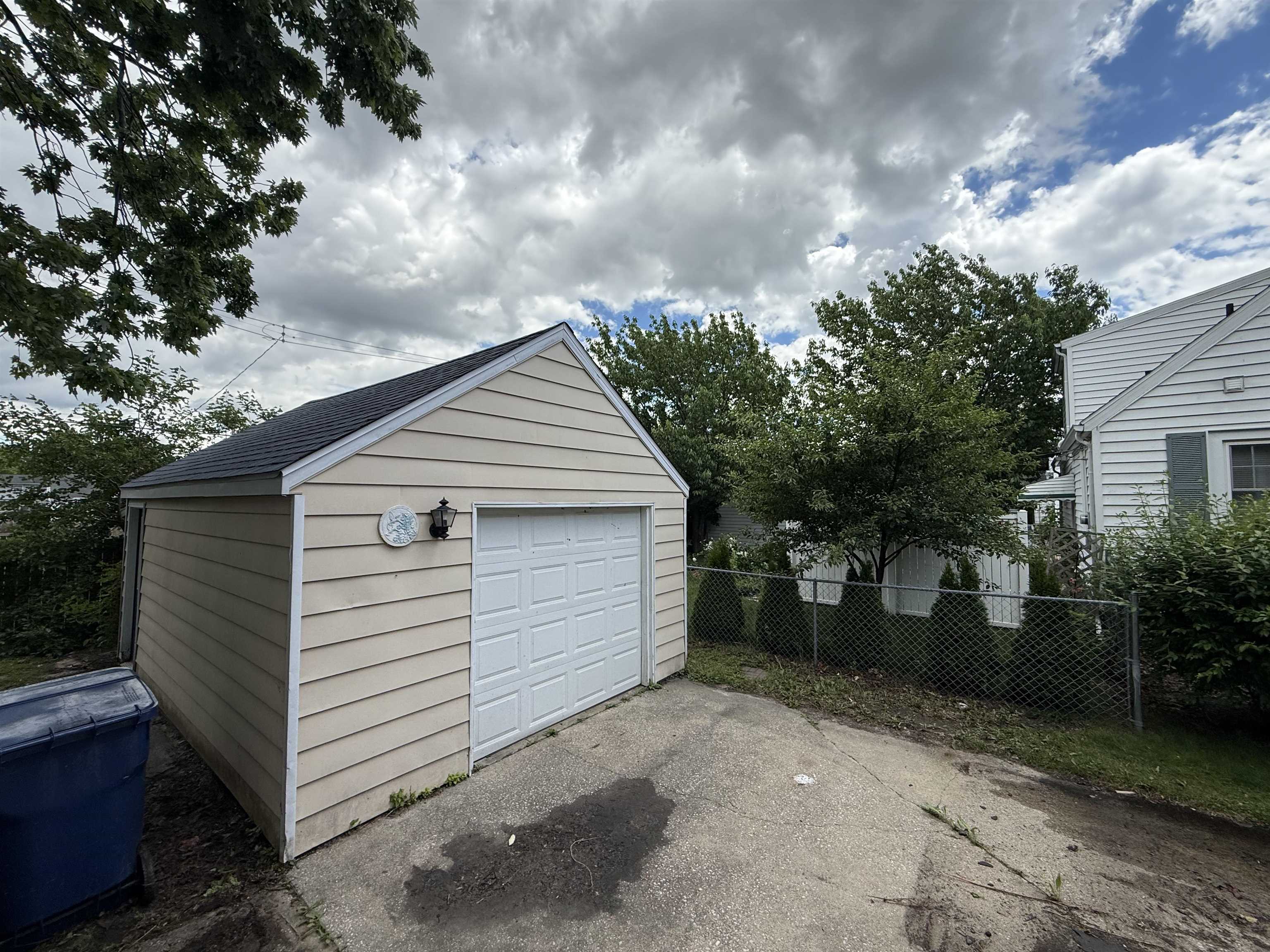 705 South Hampton Street Bay City, MI 48708 - Photo 2 of 18