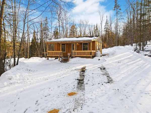 $189,000 | 8 Magnolia Lane, Starks, ME 04911