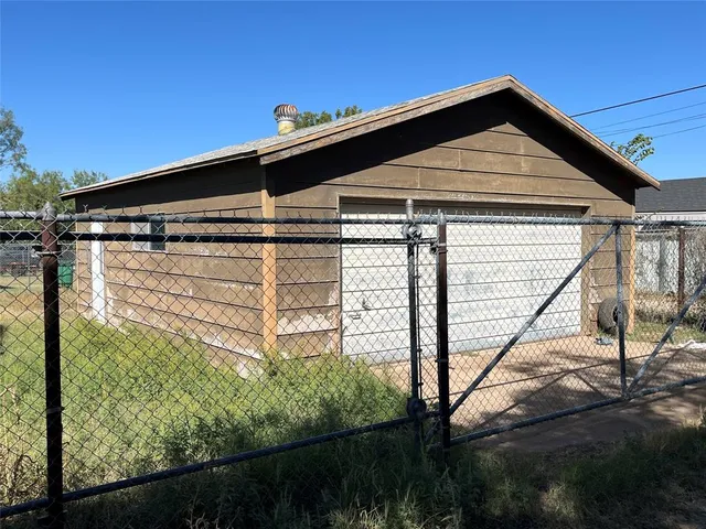 a view of a house with backyard