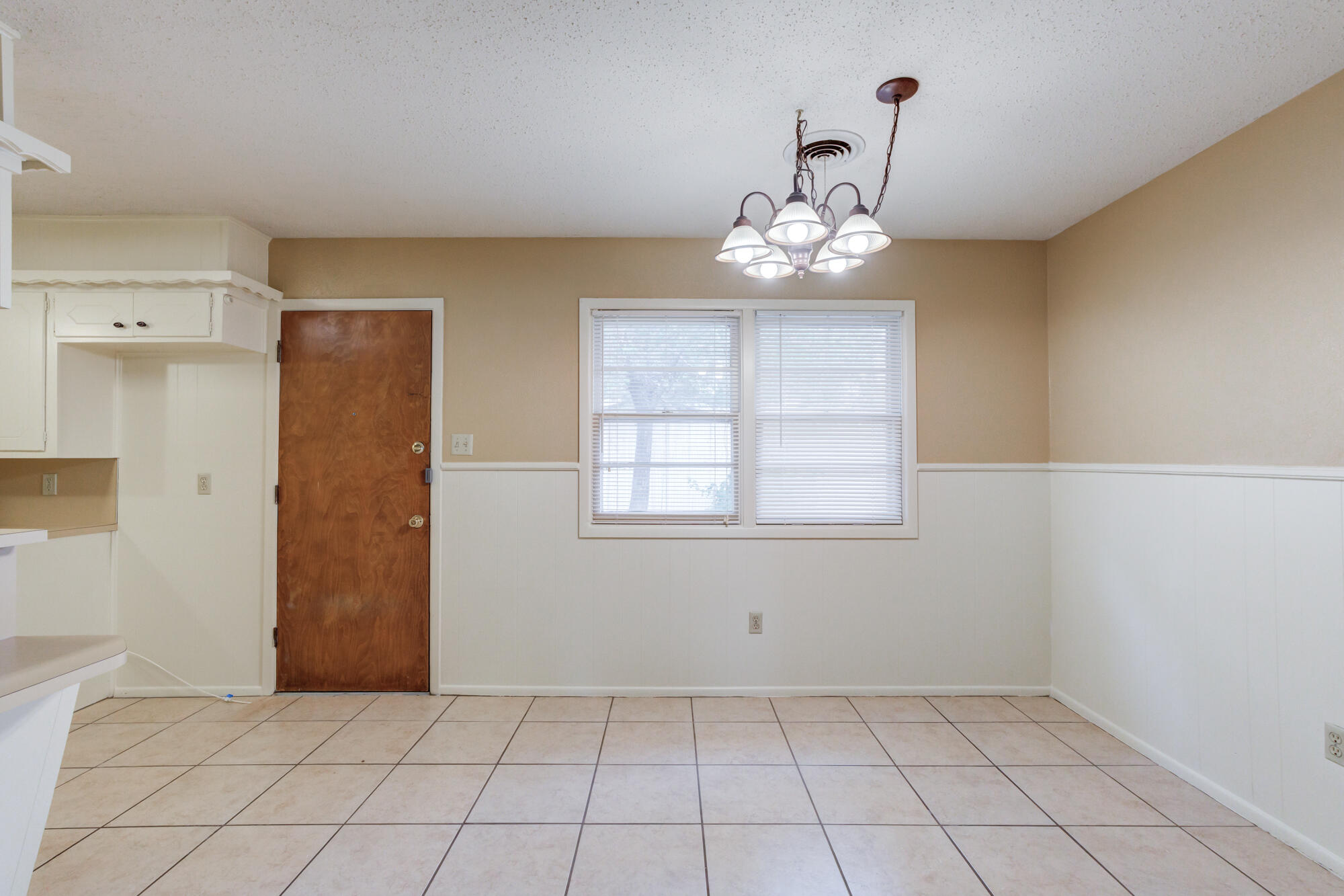 4313 58th Street Lubbock, TX 79413 - Photo 5 of 13 eating area