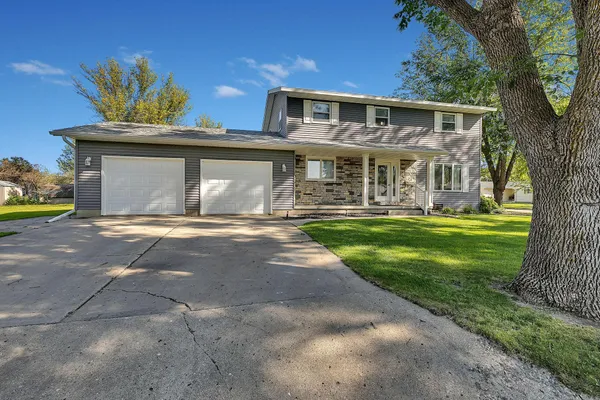 $250,000 | 706 7th Avenue Northwest, Clara City, MN 56222