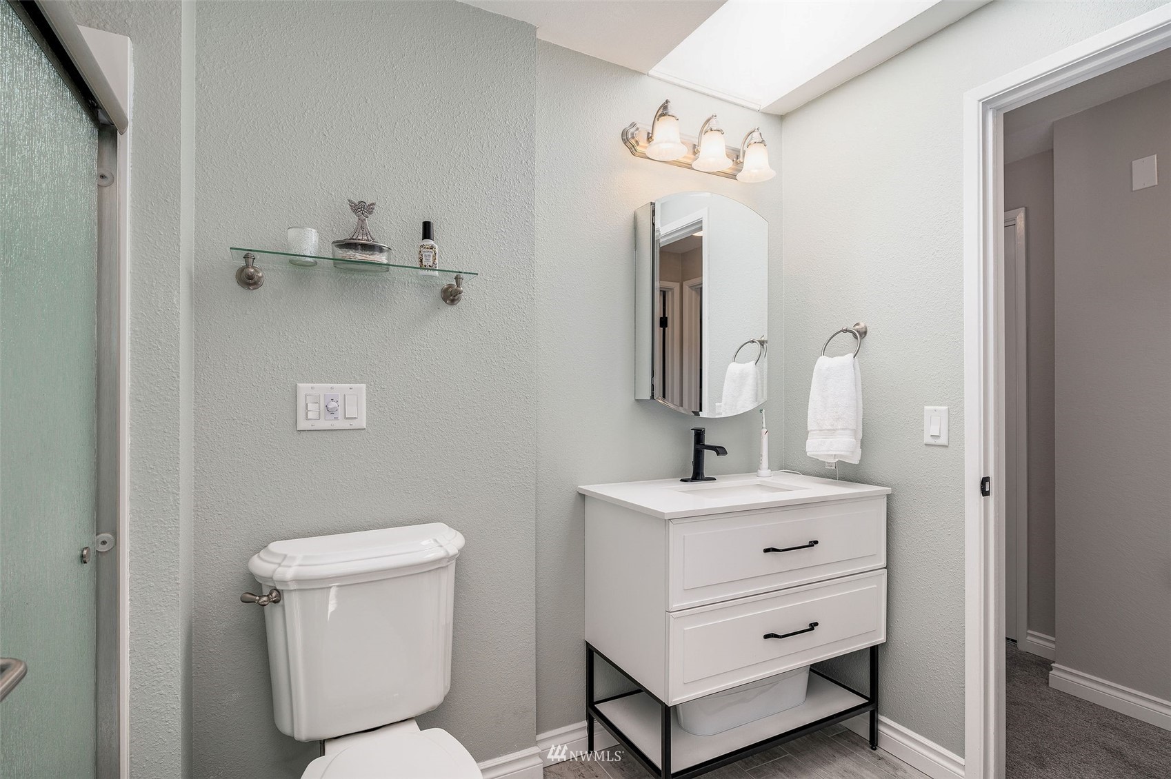 1603 Eagle Ridge Drive South, Unit D4 Renton, WA 98055 - Photo 20 of 30 a bathroom with a sink a toilet and mirror