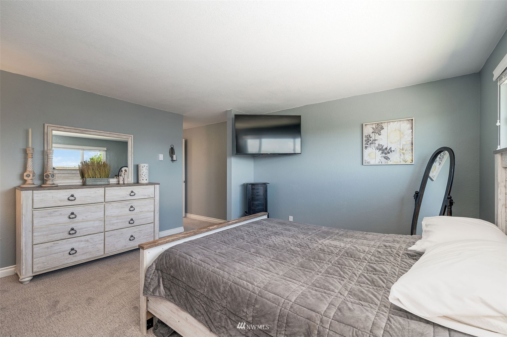 1603 Eagle Ridge Drive South, Unit D4 Renton, WA 98055 - Photo 22 of 30 a bedroom with a bed and a dresser
