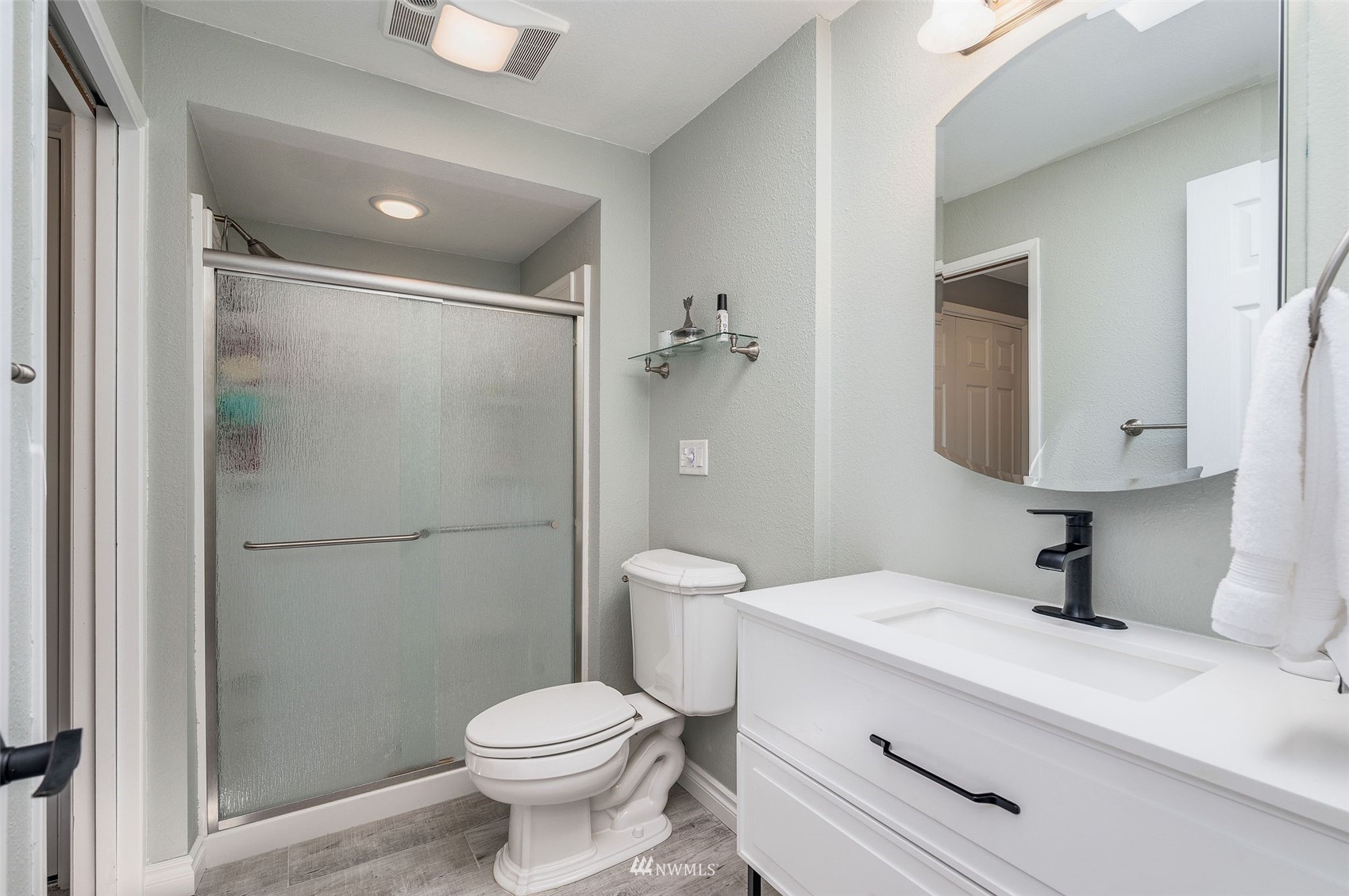 1603 Eagle Ridge Drive South, Unit D4 Renton, WA 98055 - Photo 24 of 30 a bathroom with a toilet sink and a mirror