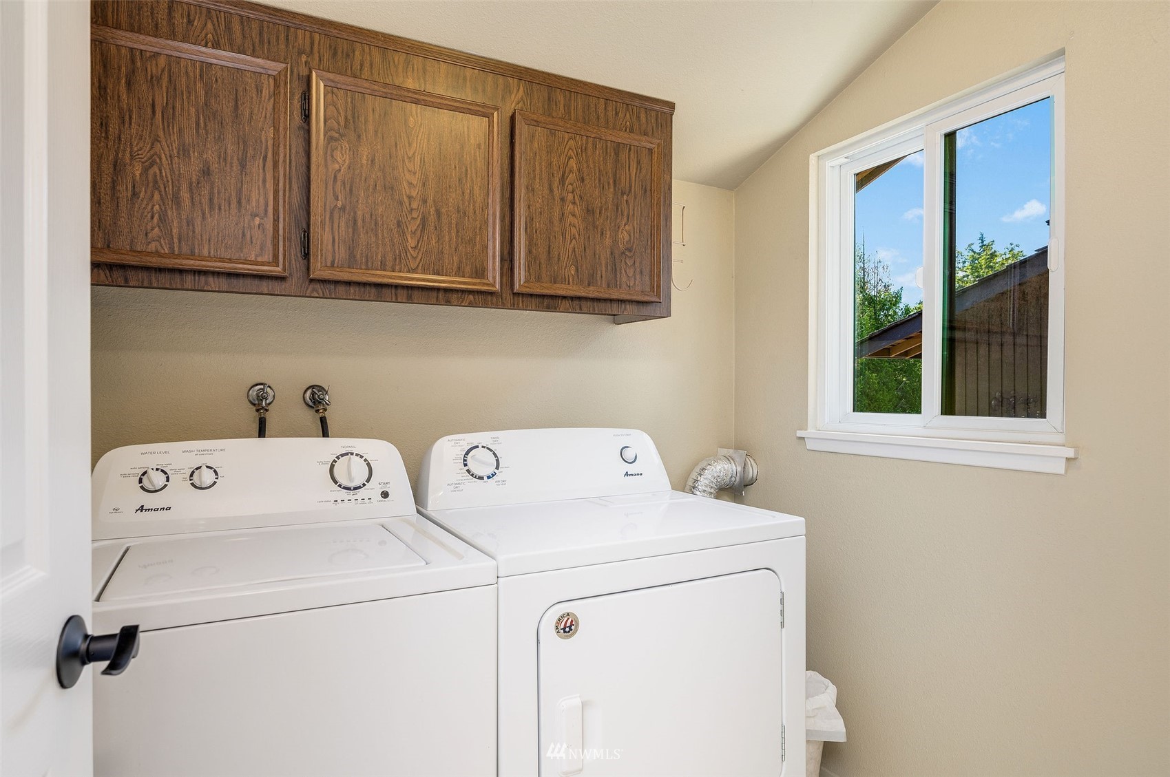 1603 Eagle Ridge Drive South, Unit D4 Renton, WA 98055 - Photo 25 of 30 a utility room with dryer and washer